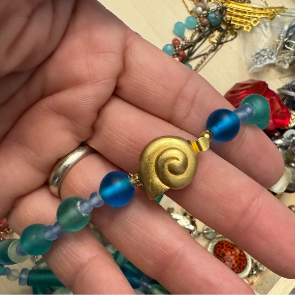 Beautiful Frosted Sea Glass Shell Clasp Necklace Beaded Statement Chunky Signed - Picture 10 of 13